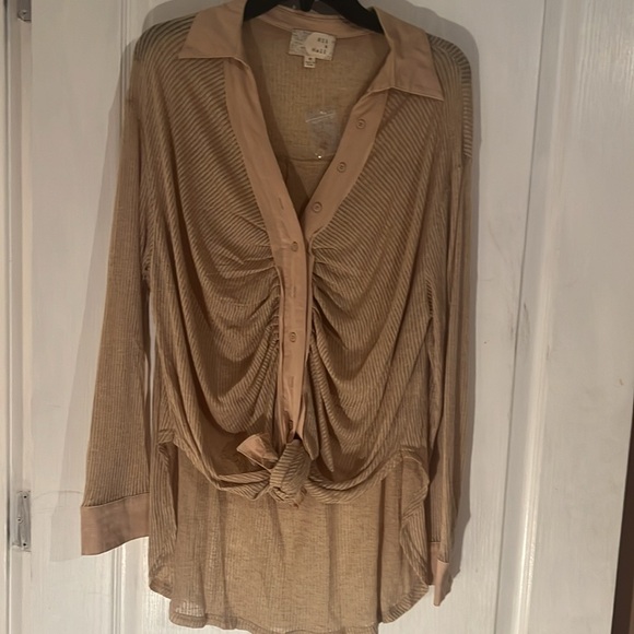 Oli & Hali Shirred button down top - Picture 4 of 6